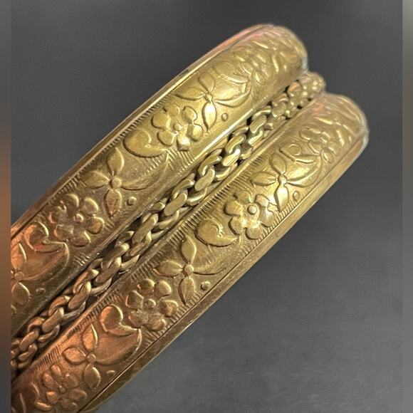 Vintage Brass‎ Embossed Floral & Chain Bangle Bracelet - Picture 3 of 4
